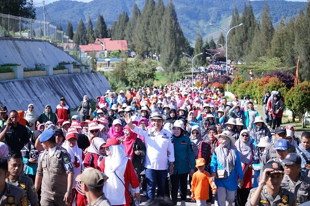 HUT PGRI ke-78, Bupati Solok Ikuti Jalan Santai Bersama Ribuan Guru 1