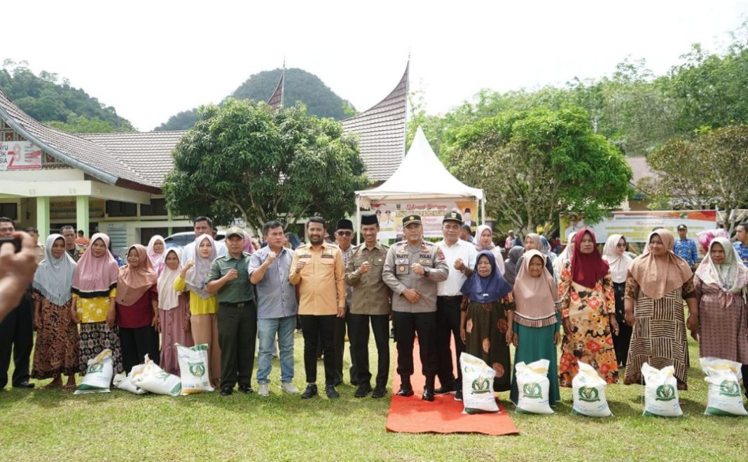 Wabup H. Yulian Efi Salurkan Bantuan Pangan dan Peralatan UMKM di SBH