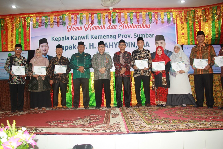 Kakanwil Serahkan Reward Siswa dan Guru serta ASN Berprestasi di Kabupaten Solok 2 02402 kakanwil reward d