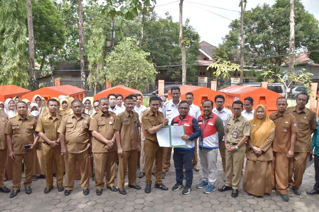DLH Padang Terima Bantuan 6 Kontainer Sampah dari Pertamina