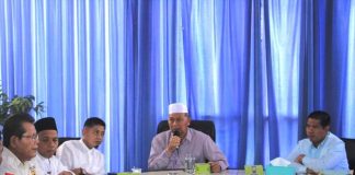Dukung Penguatan HKPD, Sultan: Kenaikan 40-75 Persen Pajak Hiburan Perlu Dikaji Ulang Wakil ketua Dewan Perwakilan Daerah (DPD) RI Sultan B Najamudin meminta Pemerintah dan DPR untuk mengkaji ulang rencana menaikan pajak hiburan sebesar 40-75 persen dalam Undang-undang Hubungan Keuangan Pemerintah Pusat dan Daerah (HKPD). Menurutnya, kenaikan pajak sebesar itu kurang adil bagi pelaku industri dan masyarakat pengguna jasa hiburan tersebut. Kebijakan ini berpotensi mengganggu perkembangan industri hiburan dan kreativitas anak muda Indonesia. "Pada prinsipnya kami sangat mendukung kebijakan Pemerintah terkait inovasi dan reformasi untuk meningkatkan penerimaan pajak guna pemulihan ekonomi. Kami selalu berkomitmen untuk mendukung Pemerintah dalam mendorong peningkatan tax ratio dan penguatan HKPD", ujar Sultan melalui keterangan resminya pada Jum'at (19/01). Meski demikian, sambungnya, pemerintah diharapkan bisa bertindak secara proporsional dalam memberlakukan kebijakan penerimaan pajak. Jangan sampai kebijakan pajak ini justru menyebabkan industri hiburan menjadi sepi dan mati. "Saya kira tarif tersebut adalah sangat tinggi jika dibanding dengan pajak serupa di negara-negara tetangga, seperti Thailand, Malaysia, Singapura, dan Filipina. Sehingga Dikhawatirkan akan mempengaruhi tingkat kunjungan wisatawan asing ke Indonesia", tegas mantan ketua HIPMI Bengkulu itu. Oleh karena itu, kata Sultan, pemerintah sebaiknya fokus untuk melakukan perluasan basis pajak dan peningkatan pengawasan oleh pegawai pajak. Tidak ada urgensi bagi pemerintah untuk menaikkan pajak hiburan di tengah surplus penerimaan pajak selama 3 tahun terakhir. Kisruh pajak hiburan saat ini muncul disebabkan UU Nomor 1 Tahun 2022 tentang Hubungan Keuangan antara Pemerintah Pusat dan Pemerintah Daerah (HKPD). UU HKPD, tarif pajak kelompok diskotek, karaoke, kelab malam, bar, dan mandi uap/spa dikerek jadi 40 persen-75 persen. Padahal, aturan sebelumnya, yakni UU Nomor 28 Tahun 2009 tentang Pajak Daerah dan Retribusi Daerah, tidak mencantumkan batas bawah pajak hiburan kelompok tersebut.