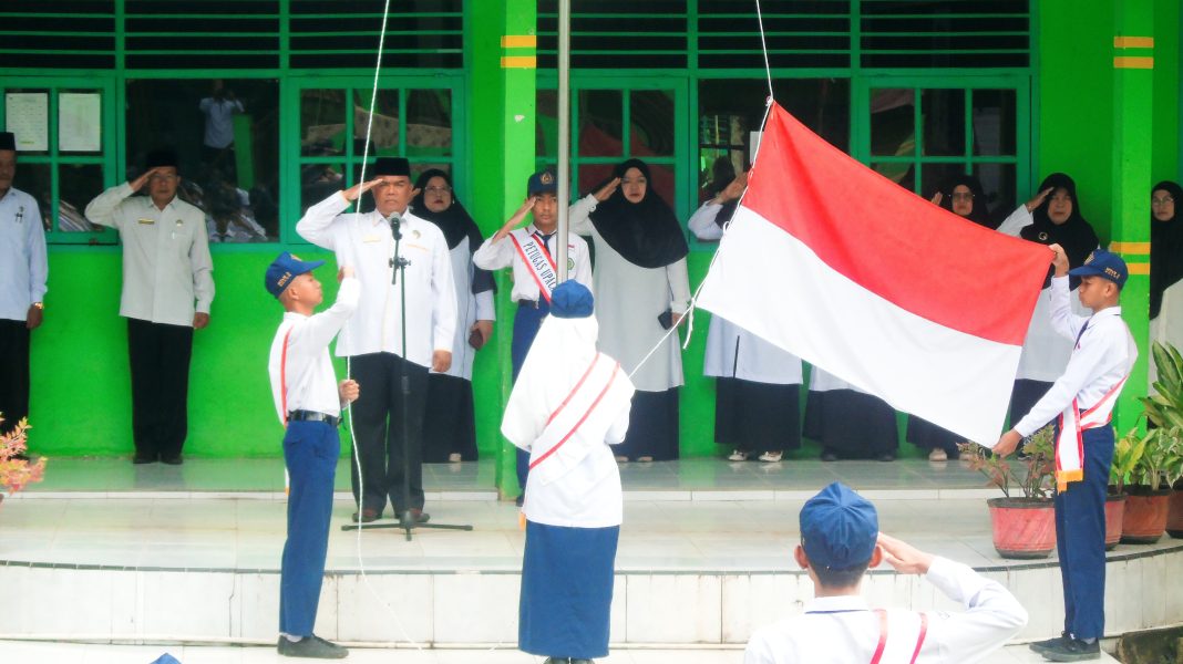 H. Zulkifli Didaulat Pembina Upacara di MTsN 2 Solok