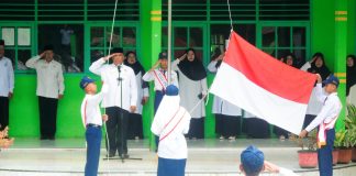 H. Zulkifli Didaulat Pembina Upacara di MTsN 2 Solok