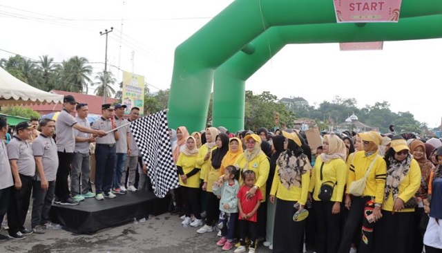 Dilepas Wabup Iraddatillah, KPU Sijunjung Gelar Jalan Sehat Pemilu Damai 1