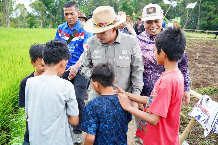 Tutup Alek Pacu Jawi di Sawah Tangah, Bupati Eka Putra Jadikan Ajang Silaturrahmi 1