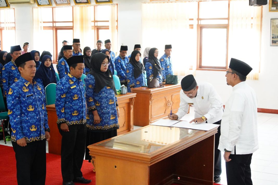 Andra Mairoza, M.Pd, guru Bimbingan Konseling SMPN 1 Sungai Tarab dilantik oleh Bupati Tanah Datar Eka Putra, SE, MM menjadi kepala SMPN 2 Batipuh di