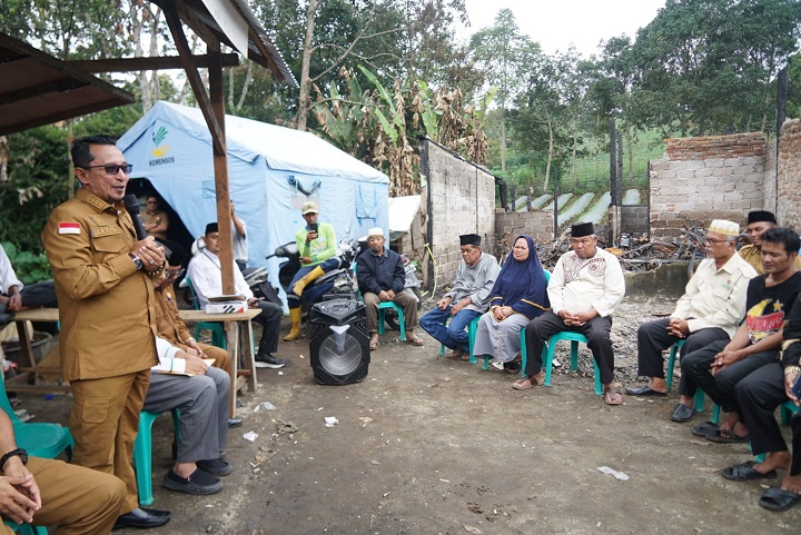 Turut Berduka, Bupati Eka Putra Serahkan Bantuan Kebakaran di Tanjung Alam 1