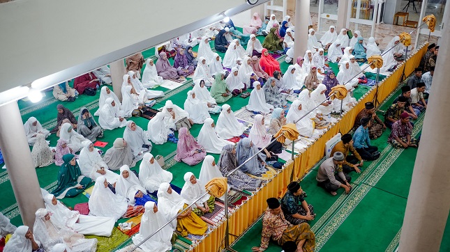 Kunjungi Masjid Raya Koto Baru, Bupati Solok Serahkan Bantuan dan Santunan BPJS 1