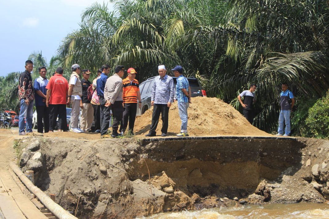 Dua Lokasi Terdampak Banjir di Kinali Ditinjau Bupati dan Wakil Bupati Pasbar