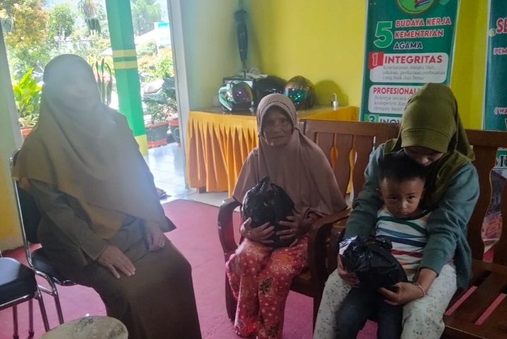 Tutup Pesantren Ramadan, MTsN 6 Solok Bagi Sembako 1