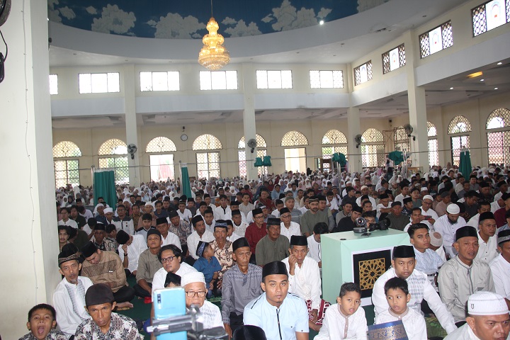 01001 idul fitri d Idul Fitri 1445 H Serentak, Ribuan Jemaah Padati Islamic Center Koto Baru
