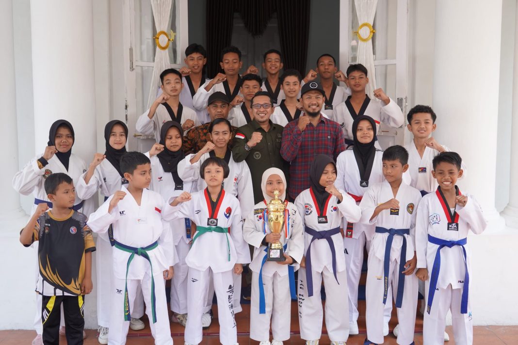 Bupati Eka Putra Jamu Atlet Taekwondo Berprestasi