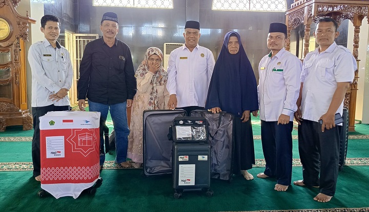167 Jemaah Haji Kabupaten Solok Terima Koper untuk Keberangkatan 2 03001 koper jemaah a