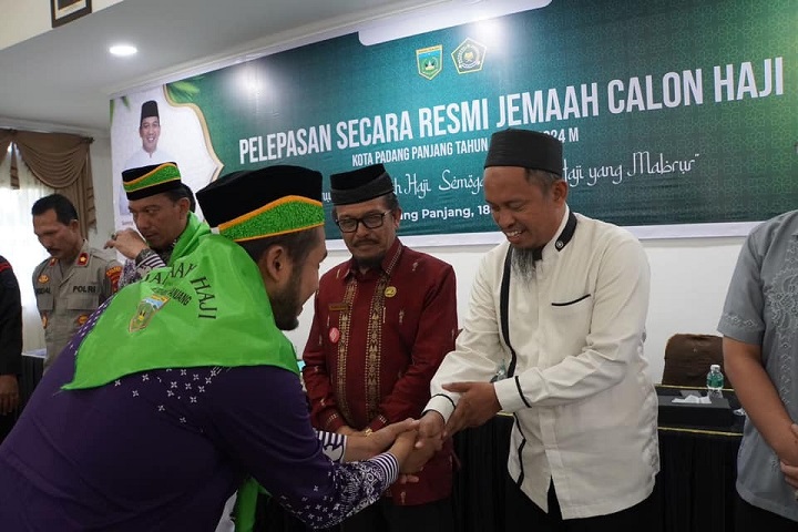 01902 haji ppj b Terbagi Dalam Dua Kloter, 105 Jemaah Haji Padang Panjang Dilepas Secara Resmi