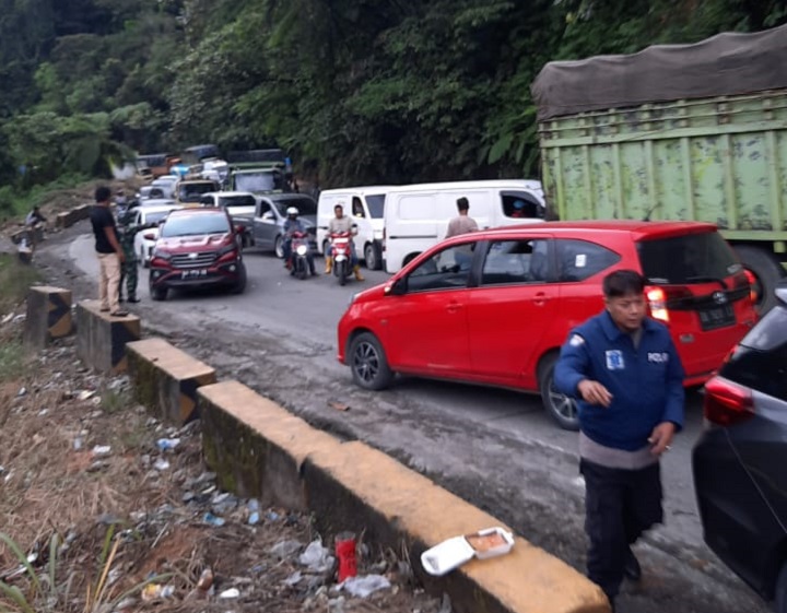 03002 macet sitinjau Macet Sejak Subuh, Lalu Lintas di Sitinjau Lauik Pagi Ini Kacau