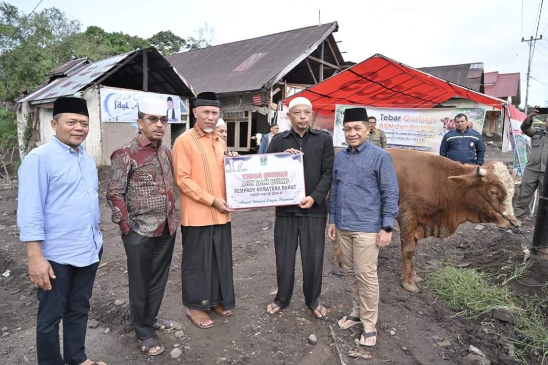 Gubernur Mahyeldi Tebar Qurban di Daerah Pascabencana dan Serukan Pentingnya Kepedulian Sosial Antarsesama