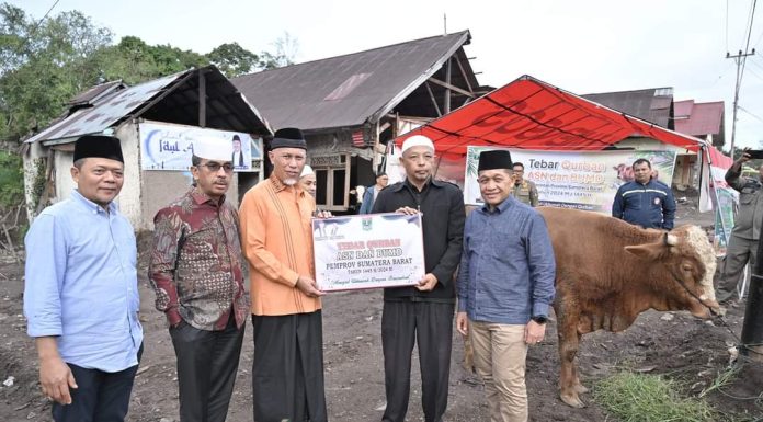 Gubernur Mahyeldi Tebar Qurban di Daerah Pascabencana dan Serukan Pentingnya Kepedulian Sosial Antarsesama