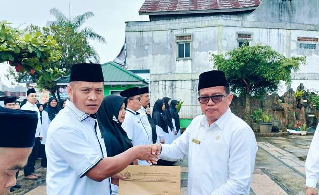 Diserahkan H. Irwan, 64 ASN Kemenag 50 Kota Terima SK