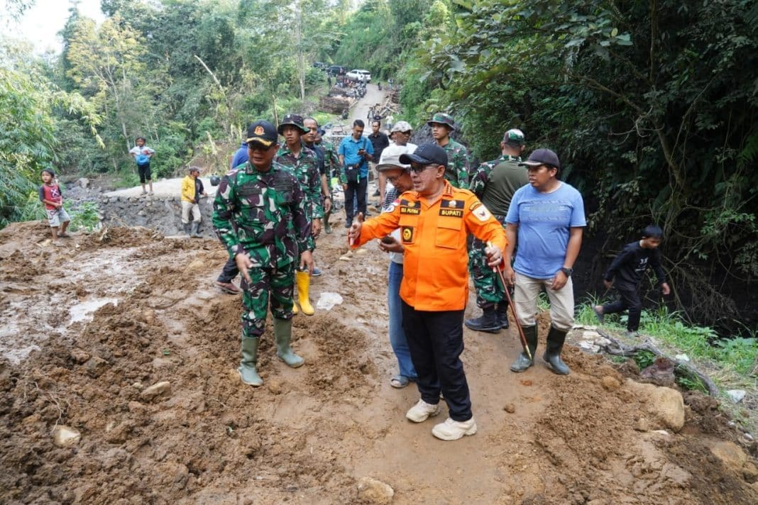 Tinjau Pemasangan Jembatan Bailey, Bupati Harapkan Tidak Ada Lagi Daerah Terisolir