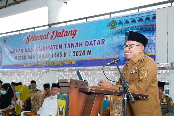 Sambut Kepulangan Jemaah Haji, Bupati Eka Putra Sampaikan Rasa Syukur 3 Bupati Tanah Datar Eka Putra, SE. MM. menyambut kepulangan jemaah haji Luhak Nan Tuo, tergabung dalam Kelompok Terbang (Kloter) 7 Embarkasi Padang, di