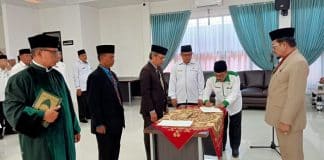 Jelang Pensiun, H. Alizar Lantik 2 Kaur TU Madrasah Padang Panjang