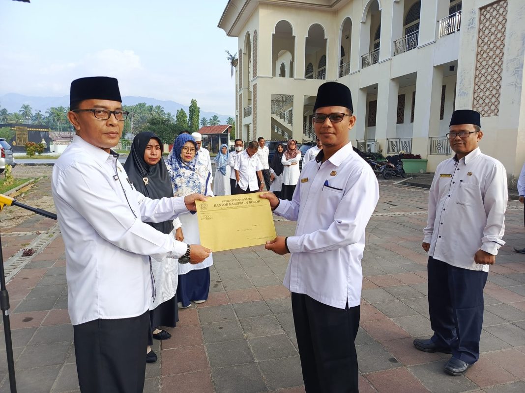 28 ASN Kemenag Kabupaten Solok Terima SK Mutasi dan Kenaikan Pangkat