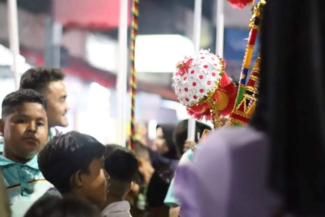 Prosesi Maarak Jari-Jari pada Rangkaian Pesona Budaya Tabuik Piaman 2024 Berlangsung Meriah