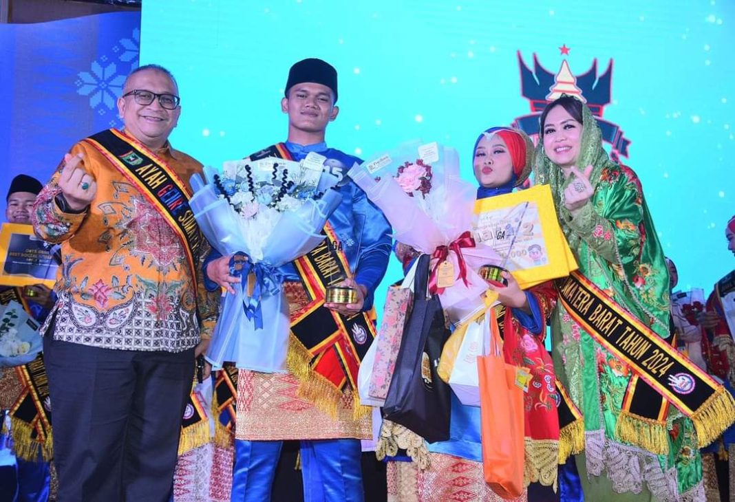 Pj Wako Andree Algamar dan Istri Terima Anugerah Ayah Bunda GenRe Sumbar Kategori 