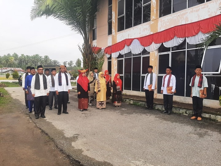 Khidmatnya Upacara HUT ke 79 RI di Kantor Kemenag Kab. Solok 2