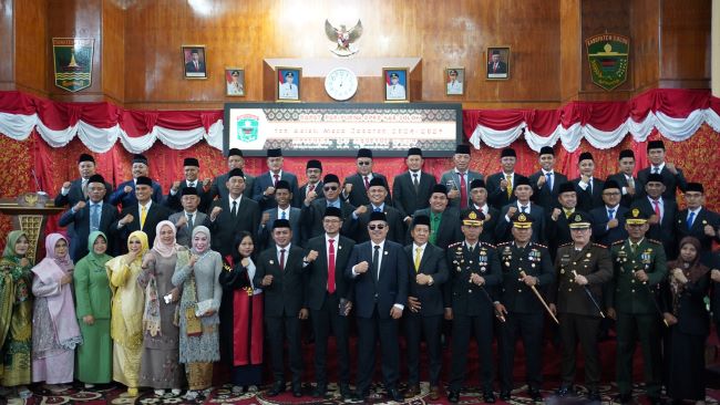 Anggota DPRD Kabupaten Solok Dilantik, Ivoni Munir Jadi Pimpinan Sementara 1 Dewan b