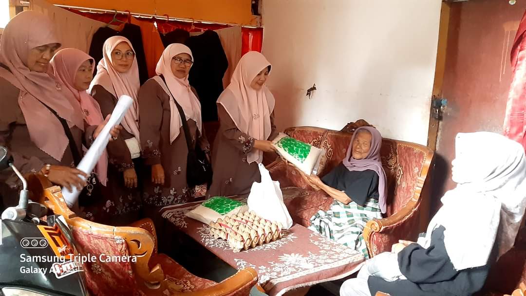 Ny. El Eri Iswandi Pimpin Penyaluran Bantuan "Jum'at Berkah" DWP Kemenag di Tiga Kecamatan K0ta Bukittinggi 2 Iswandi Bukittinggi