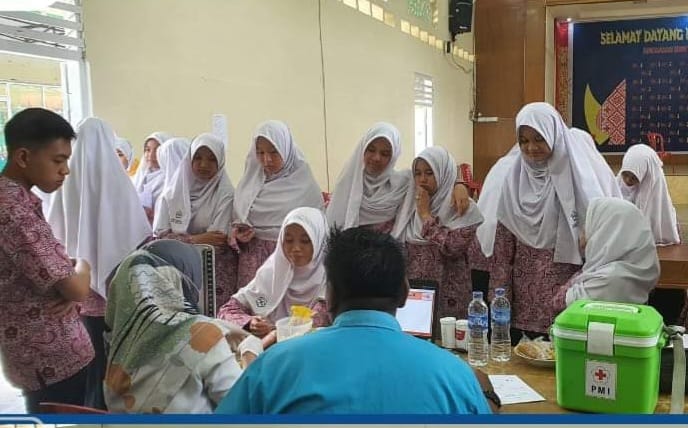 Bentuk Kepedulian Sosial dan Pendidikan Karakter, PMR Wira MAN 2 Bukittinggi Gelar Donor Darah