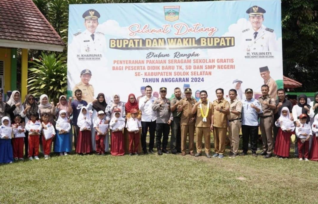 Penyerahan Seragam untuk Peserta Didik Terus Bergulir di Pemkab Solsel 