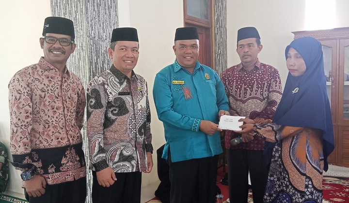 01901 kemenag peduli a H. Zulkifli Serahkan Bantuan Kemenag Peduli pada Guru Honor yang Rumahnya Terbakar