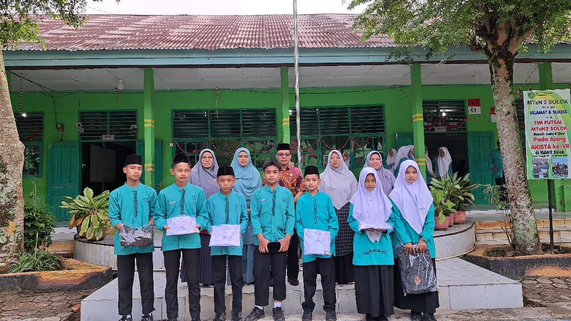 Kebaikan Mengalir di MTsN 2 Solok, 7 Siswa Beruntung Dapat Bantuan Sekolah 2 Kebaikan Mengalir di MTsN 2 Solok, 7 Siswa Beruntung Dapat Bantuan Sekolah