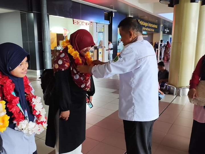 Kemenag Agam Sambut Tim MYRES MTsN 7 Agam di Bandara Internasional Minangkabau