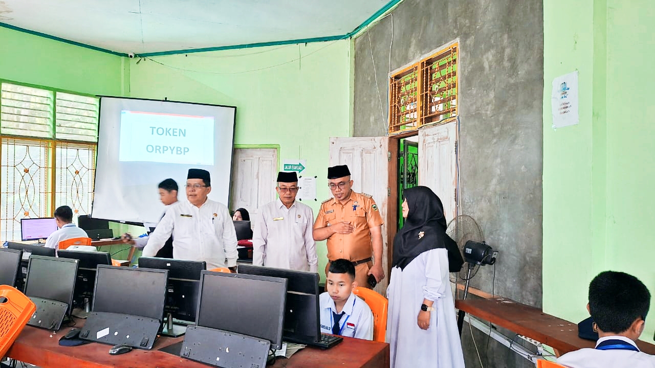 Usai Pembina Upacara di MTsN 2 Solok Camat Kubung Pantau ANBK di MTsN 2 2 Usai Pembina Upacara di MTsN 2 Solok Camat Kubung Pantau ANBK di MTsN 2
