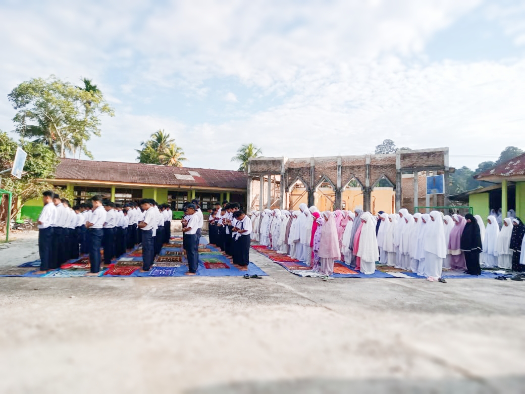 Upaya Bentuk Karakter, MTsN 4 Agam Ajak Siswa Sholat Dhuha Berjamaah