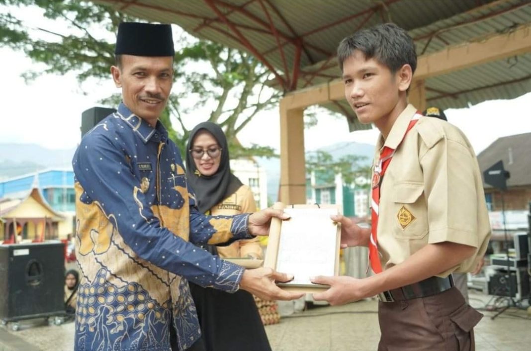 1.692 Pasang Seragam Untuk Siswa SMA/SMK Sungai Pagu dan Pauh Duo Diserahkan