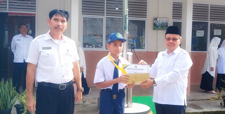 Aditya, Siswa MTsN 3 Kota Pariaman Raih Medali Emas Bulutangkis Tingkat Sumbar