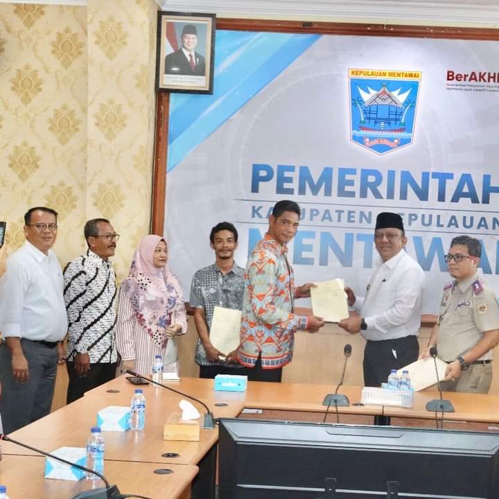 Pj. Bupati Kepulauan Mentawai Hadiri Penyerahan Sertifikat Redistribusi Tanah Tahun 2024