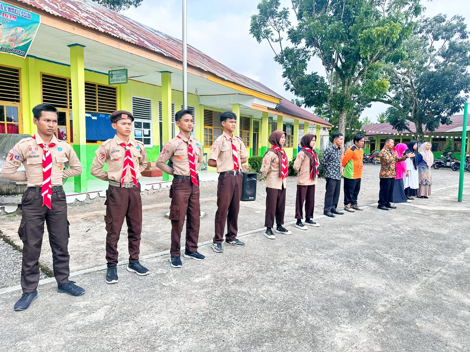 Latihan Perdana: Siswa MTsN 4 Agam Asah Disiplin Dalam Kegiatan Pramuka