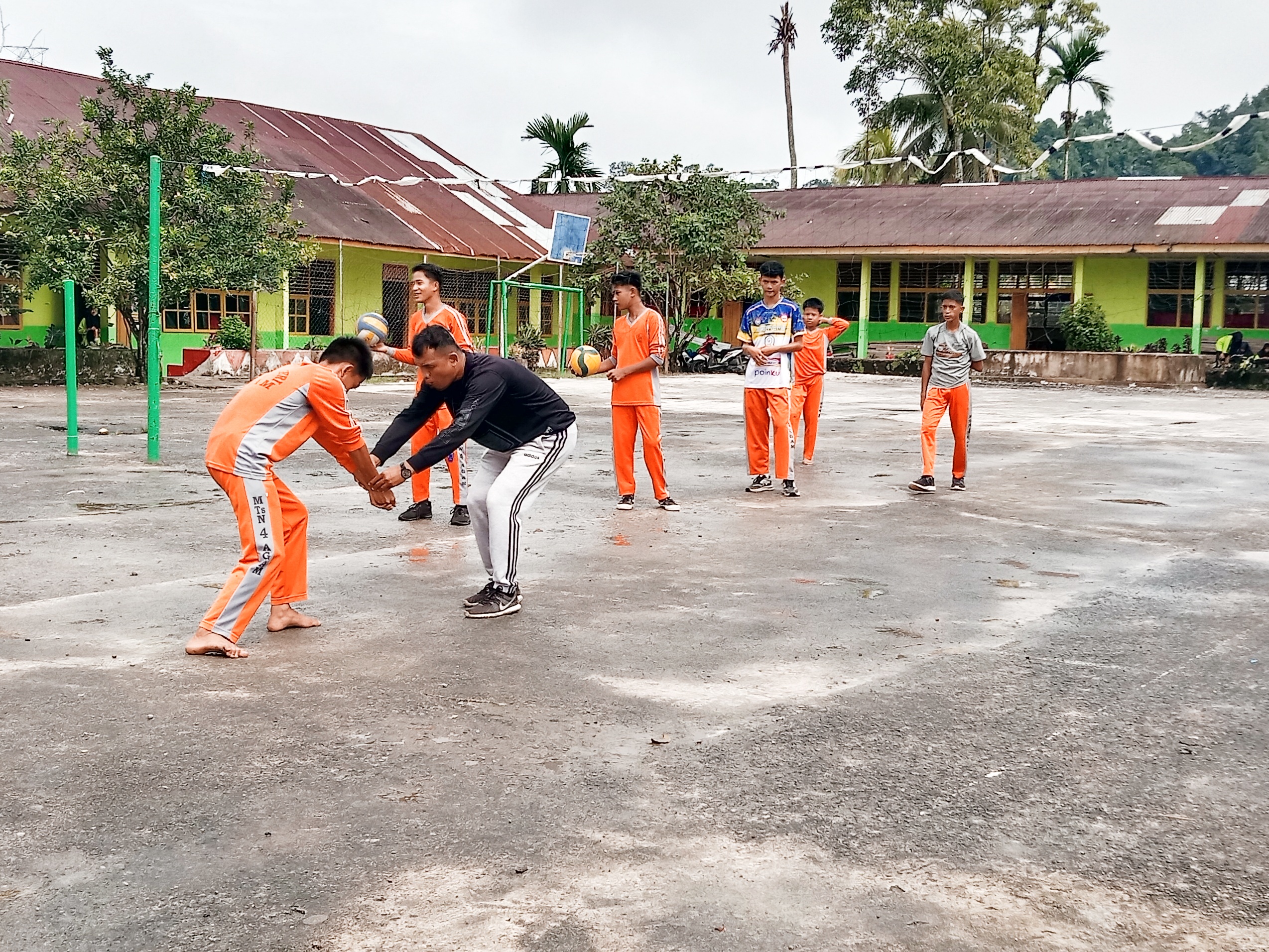 Latih Mental Pemain, Tim Bola Voli MTsN 4 Agam Laksanakan Latihan Bersama