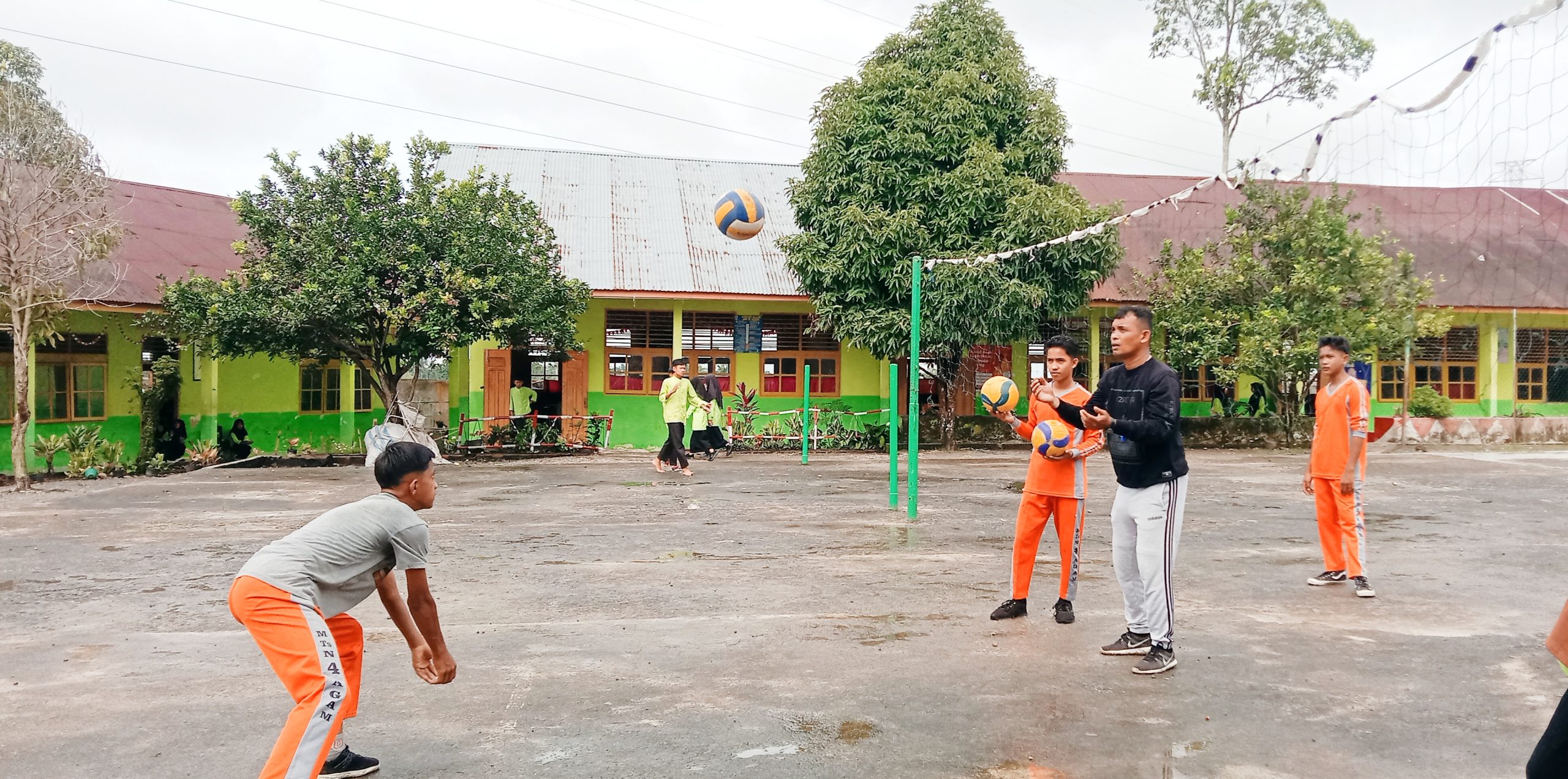 Latih Mental Pemain, Tim Bola Voli MTsN 4 Agam Laksanakan Latihan Bersama