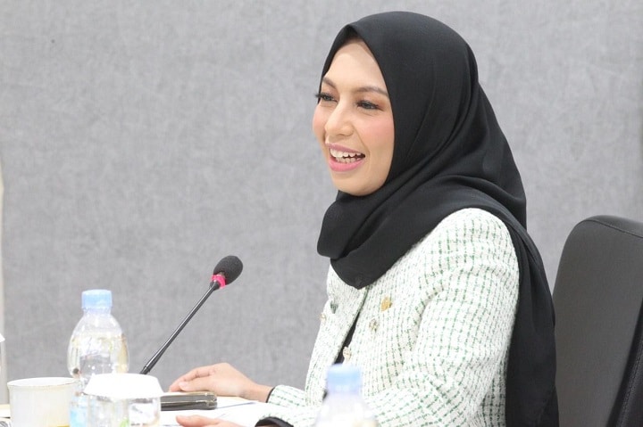 00801 mirah Senator Mirah Turun Langsung dalam Program Makan Bergizi Gratis untuk Anak-Anak Sekolah NTB