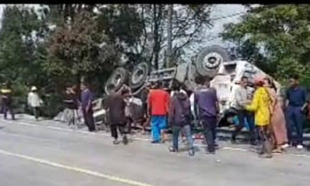 Kecelakaan Jelang Jumat, Trailer Angkut Semen Masuk Jurang di Guguak
