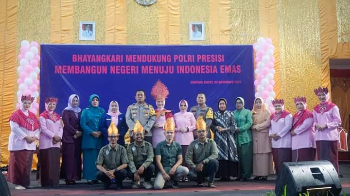 Peringatan HKGB ke-72 di Pasbar, Ketua GOW Harapkan Bhayangkari Makin Mandiri dan Profesional 2 Peringatan HKGB ke-72 di Pasbar, Ketua GOW Harapkan Bhayangkari Makin Mandiri dan Profesional