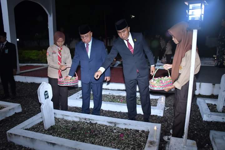Malam Renungan Suci, Pemkab Agam Tabur Bunga di Makam Pahlawan Manggopoh 2 Malam Renungan Suci, Pemkab Agam Tabur Bunga di Makam Pahlawan Manggopoh