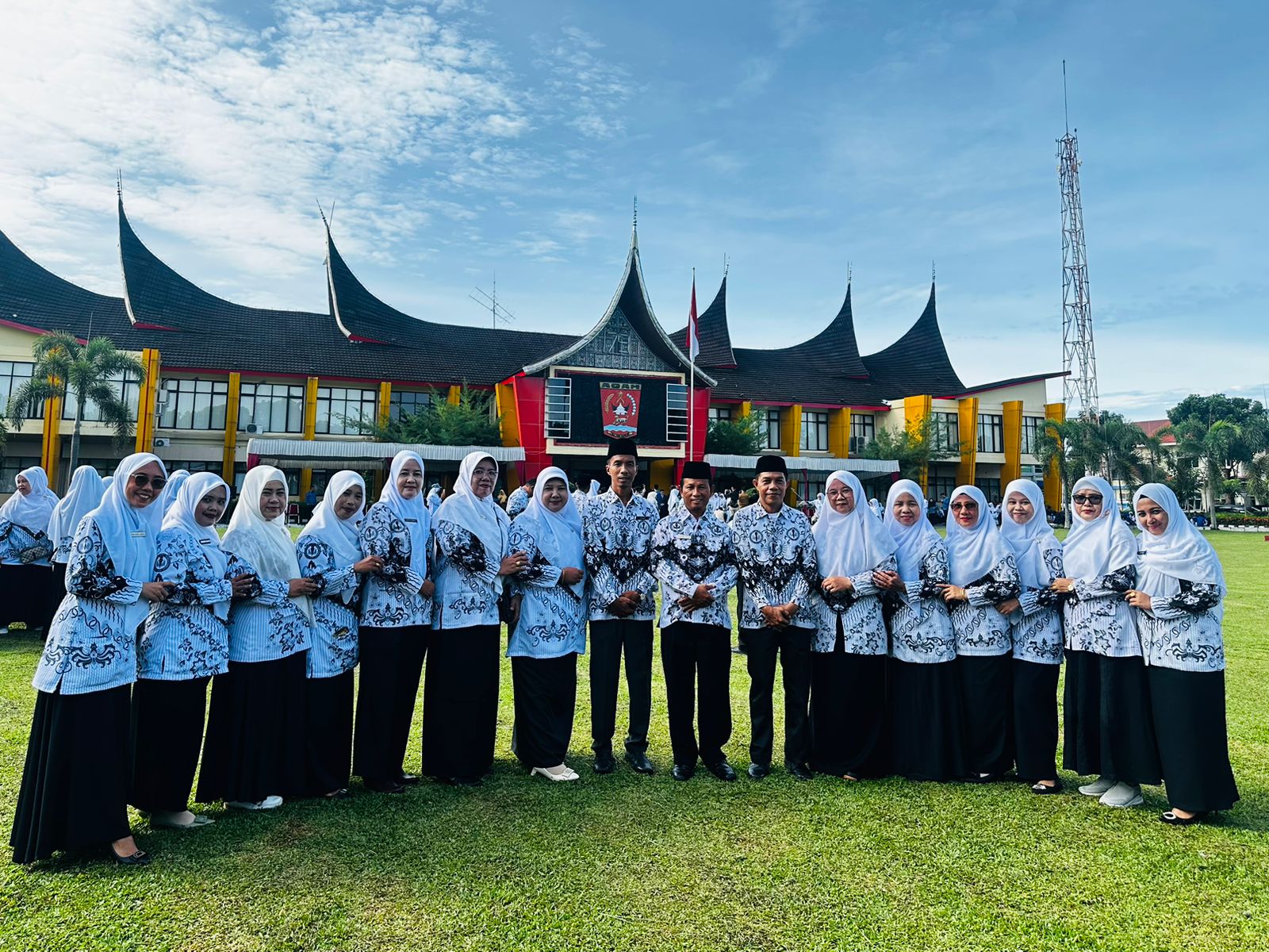 MTsN 4 Agam Ikuti Upacara Peringatan Hari Guru dan HUT PGRI di Lapangan Kantor Bupati Agam