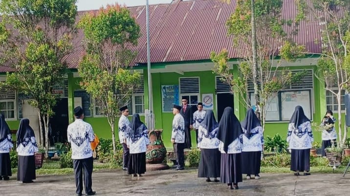 Peringatan Hari Guru Nasional, Kepala MTsN 11 Agam Berikan Penghargaan Kepada Guru-Guru Yang Berdedikasi Tinggi